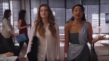 Le top asymétrique de Kat (Aisha Dee) dans The bold type S01E05