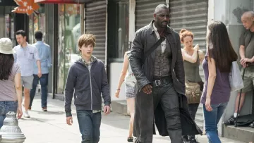 The long leather coat from Roland Deschain (Idris Elba) in the film The Dark Tower