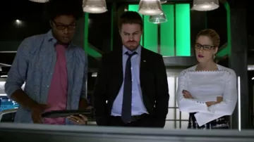 La tapa blanca del botón Phillip Lim de Felicity Smoak / Overwatch (Emily Bett Rickards) en Arrow S05E11