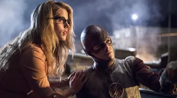 The complete costume of Barry Allen / Flash (Grant Gustin) in the series the Flash S01E04