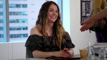 The top-naked shoulders of Liza Milller (Sutton Foster) in Younger S04E07