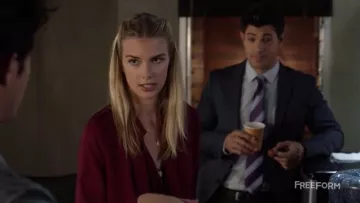 Chaleco borgoña de Kirsten Clark (Emma Ishta) en Stitchers S02E04