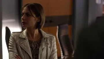 La veste Silver by Iro de Thea Queen (Willa Holland) dans Arrow S05E21