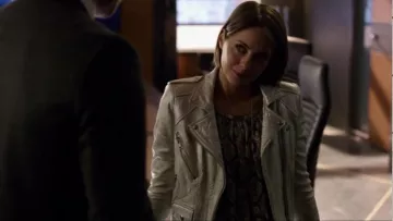 Le blouson silver de Thea Queen (Willa Holland) dans Arrow S05E21