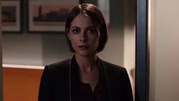 Le blazer noir Ted Baker de Thea Queen (Willa Holland) dans Arrow S05E21