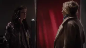 The jacket with pink printed Tigers Zara Sidney Pierce (Sophie Cookson) in Gypsy S01E05