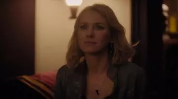 Le pyjama en soie by Maison Mayle de Jean Hol­lo­way (Naomi Watts) dans Gypsy S01E10