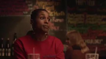 The pullover Recho Omondi N***as of Issa Dee (Issa Rae) in Insecure