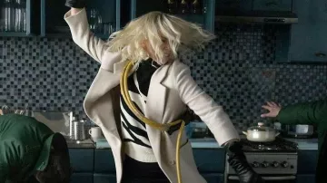 Le pull noir et blanc Dior de Lorraine Broughton (Charlize Theron) dans Atomic Blonde