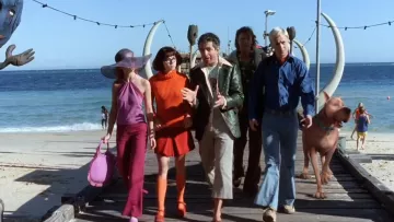Les chaussures à talons rouges de Vera Dinkley (Linda Cardellini) dans le film Scooby-Doo