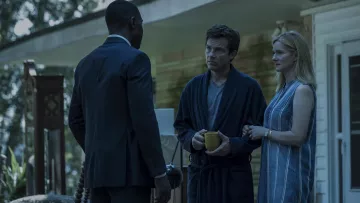 Blusa a rayas sin mangas de Wendy Bird (Laura Linney) en Ozark S01E01