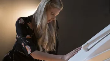 Kirsten Clark (Emma Ishta) ZARA tulip print heart clip en Stitchers S03E10