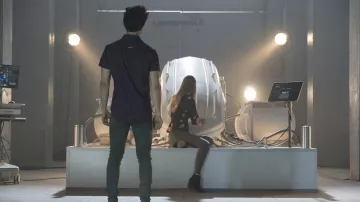 Blusa de máscara de corazón floral ZARA de Kirsten Clark (Emma Ishta) en Stitchers S03E10