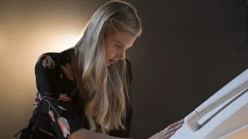 Kirsten Clark (Emma Ishta) ZARA tulip print heart coat en Stitchers S03E10