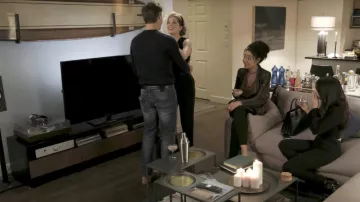 La mano negra sana Saint Laurent de Jane Sloan (Katie Stevens) en The Bold Type S01E07