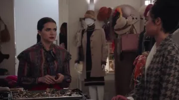 Le short rouge Alexander McQueen de Jane Sloan (Katie Stevens) dans The Bold Type S01E07