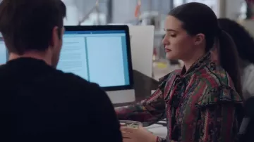 The blouse silk floral print of Jane Sloan (Katie Stevens) in The Bold Type S01E07