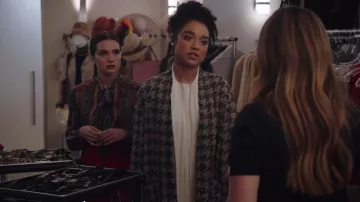 La chaqueta larga ISABEL MARANT de Kat Edison (Aisha Dee) en The Bold Type S01E07