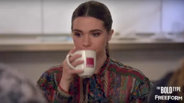 Blusa de seda con estampado floral de Jane Sloan (Katie Stevens) en The Bold Type S01E07