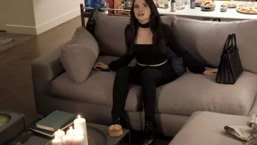 Le haut noir Cinq A Sept de Jane Sloan (Ka­tie Ste­vens) dans The Bold Type S01E07