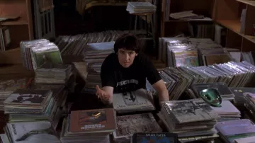 Le t-shirt deciBel Audio de Rob Gordon (John Cusack) dans High Fidelity
