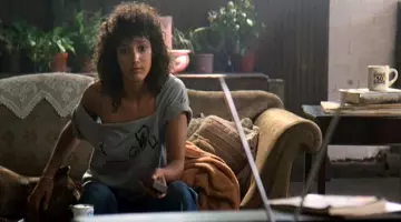 Le T-shirt gris échancré de Alex Owens (Jennifer Beals) dans Flashdance