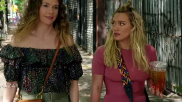 The pink top of Kelsey Peters (Hilary duff) in Younger S04E07