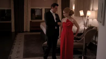 La robe rouge de Bridget Kelly (Sarah Michelle Gellar) dans Ringer S01E01