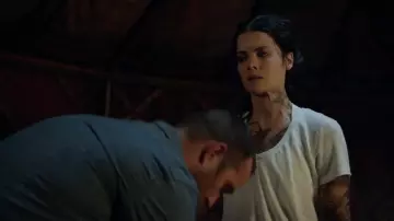 The short sleeve t-Shirt white V-neck of Jane Doe (Jaimie Alexander) in Blindspot
