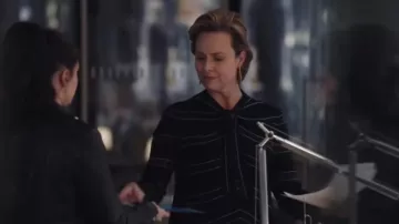 La blouse à rayures Proenza Schouler de Jacqueline Carlyle (Melora Hardin) dans The bold type S01E02