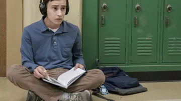 The backpack blue Jansport Sam (Keir Gilchrist) in Atypical S01E02