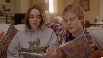 Le sweatshirt gris Track and Field de Casey Gardner (Brigette Lundy-Paine) dans Atypical S01E03