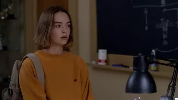 Le sweatshirt orange de Casey Gardner (Brigette Lundy-Paine) dans Atypical S01E02