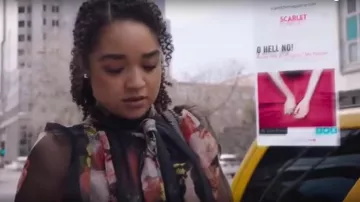Blusa de flores de Kat (Aisha Dee) en el tipo audaz S01E02