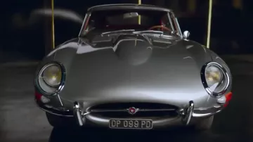 El Jaguar E-Type gris en Overdrive