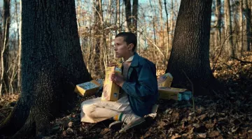 Eleven's (Millie Bobby Brown) Atuendo completo en Stranger Things Temporada 1