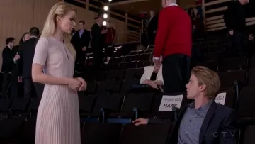 The dress Shelby Wyatt (Johanna Braddy) in Quantico S01E22