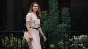 The beige dress of Sutton (Meghann Fahy) in The Bold type-S01E01