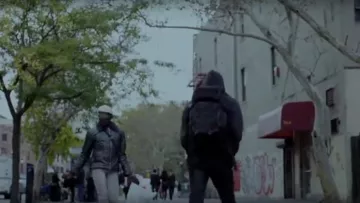 La mochila negra del ejército de Elliot Alderson (Rami Malek) en Mr. Robot S01E01