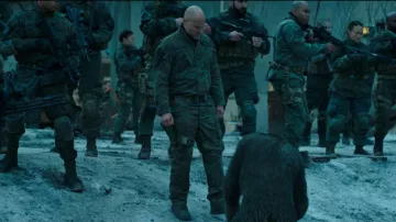 The pants camouflage of the Colonel (Woody Harrelson) in The Planet of the apes : Supremacy