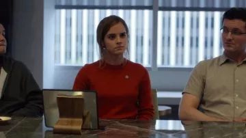 Le pull rouge de Mae Holland (Emma Watson) dans The Circle