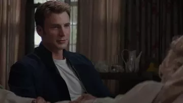 Le blouson bleu style motard en daim de Steve Rogers (Chris Evans) dans Captain America : Le soldat de l'hiver