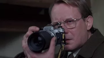 The camera Nikon Gregor (Stellan Skarsgård) in Ronin