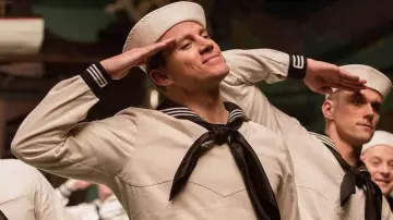 Le costume de marin de Burt Gurney (Channing Tatum) dans Ave, César !