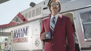 La veste bordeaux de Ron Burgundy (Will Ferrell) dans Présentateur vedette : La Légende de Ron Burgundy