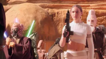La te­nue blanche de Padmé Ami­dala (Na­ta­lie Portman) dans Star Wars II : L'attaque des clones