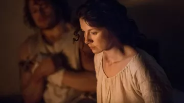 La robe de nuit de Claire Fra­ser (Cai­triona Balfe) dans Out­lan­der S01E07