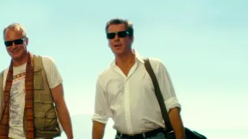 The glasses of sun of Sam Carmichael (Pierce Brosnan) in Mamma Mia !