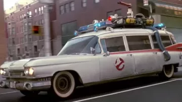 Le sticker S.O.S Fantômes sur la voiture des Ghostbusters dans S.O.S Fantômes 1