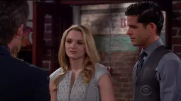 La robe grise de  Summer Newman (Hunter King) dans Les feux de l'amour